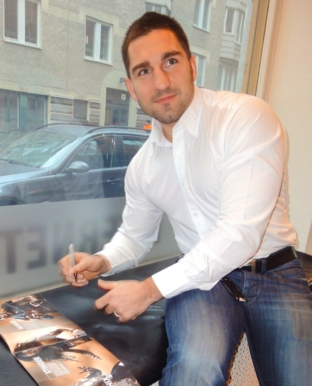 Gladiatorn Peter Blaha får skriva autografer på Raw Hair By Adriana Kuhl :)