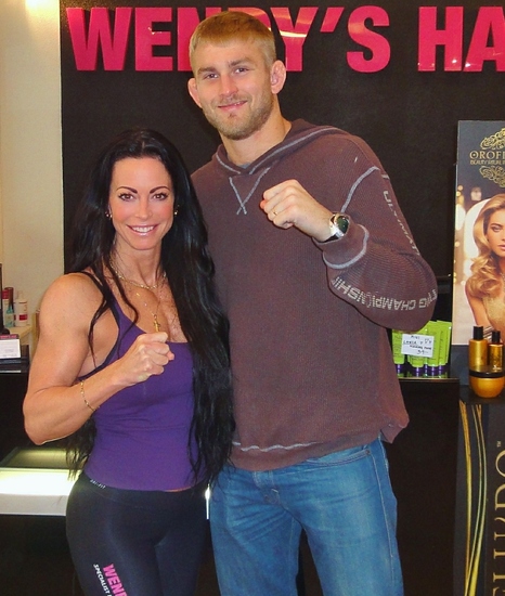 UFC-fightern Alexander Gustafsson lär Adriana lite fighterposer ;)
