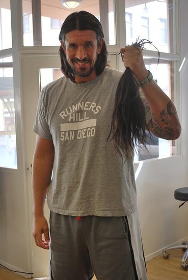 Gladiatorn Mikael Spreitz på Raw Hair By Adriana Kuhl med sin hårförlängning i handen :)