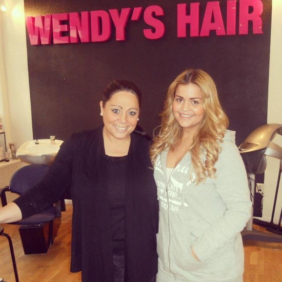 Anna Book med sin dotter Felicia, båda två med hårförlängningar från Raw Hair