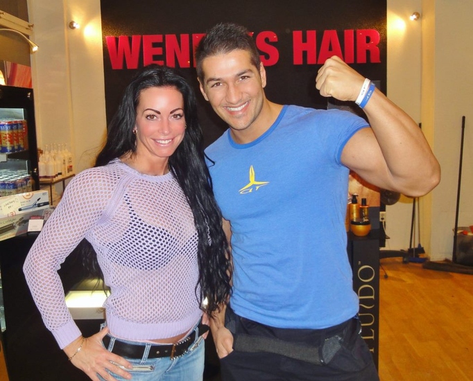 Adriana Kuhl och gladiatorn Ako Rahim på Raw Hair By Adriana Kuhl