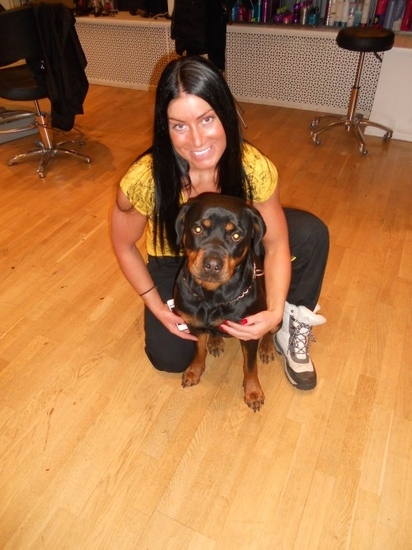 Gladiatorn Jannika Larsson och hennes hund känner sig hemma hos oss på Raw Hair By Adriana Kuhl :)