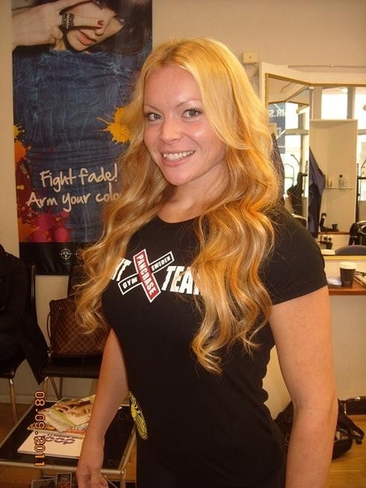Gladiatorn Lina Eklund gör sina hårförlängningar på Raw Hair By Adriana Kuhl!